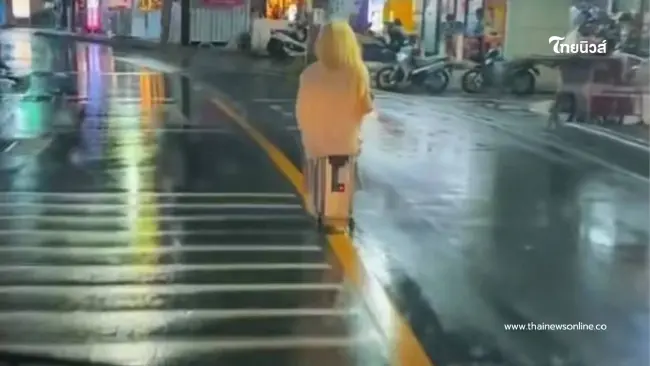 หวาดเสียว! สาวต่างชาติขี่กระเป๋าไฟฟ้าลุยฝนกลางถนนป่าตอง