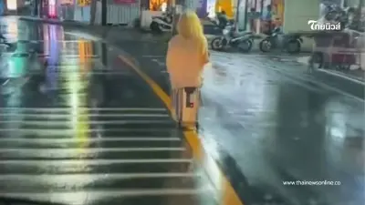 หวาดเสียว! สาวต่างชาติขี่กระเป๋าไฟฟ้าลุยฝนกลางถนนป่าตอง