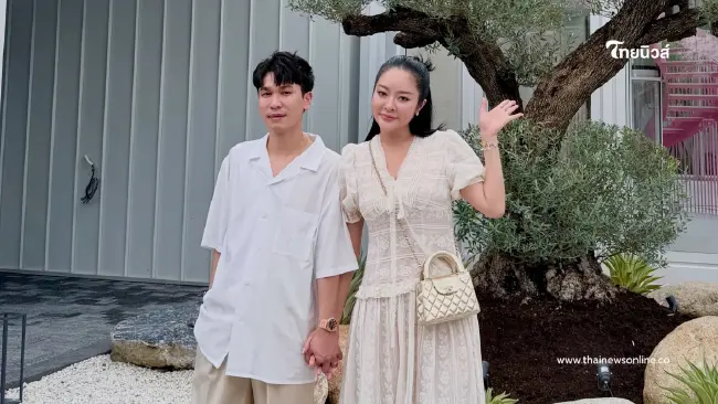 สร้างจากน้ำพักน้ำแรง! "แก้มบุ๋ม-พีท" เผยโฉมบ้านสองชั้นหลังงาม