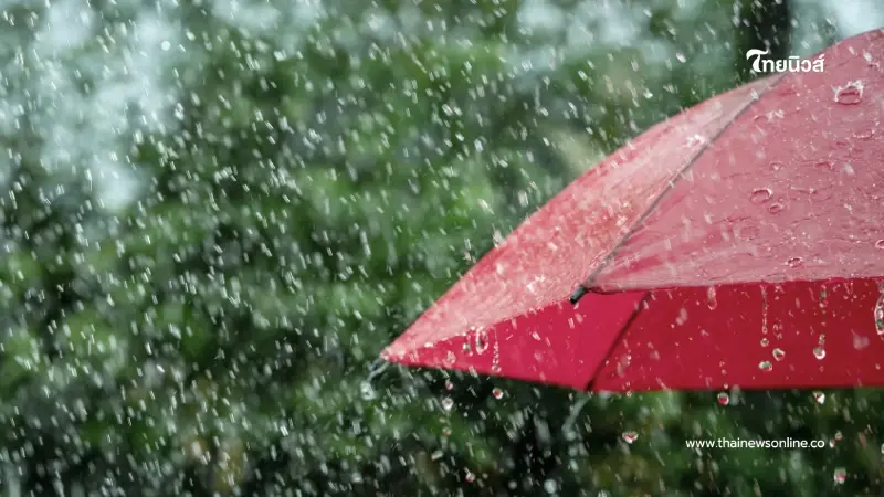 ฝนตกหนักหลายพื้นที่ ทะเลคลื่นสูงลิ่ว เตือนเรือเล็กงดออกจากฝั่ง