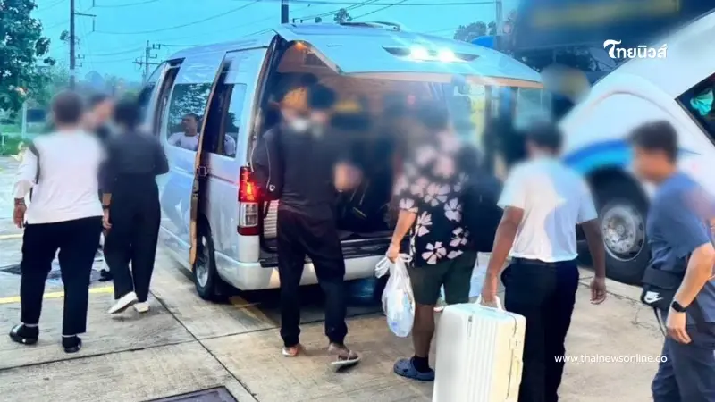 แค่จะเรียกตรวจใบสั่ง ตร. จับพิรุธคนขับรถทัวร์ท่าทางลนลาน ค้นท้ายรถเจอเรื่องใหญ่ แค่จะเรียกตรวจใบสั่ง ตร. จับพิรุธคนขับรถทัวร์ท่าทางลนลาน ค้นท้ายรถเจอเรื่องใหญ่
