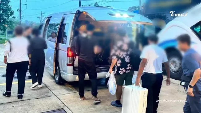 แค่จะเรียกตรวจใบสั่ง ตร. จับพิรุธคนขับรถทัวร์ท่าทางลนลาน ค้นท้ายรถเจอเรื่องใหญ่ แค่จะเรียกตรวจใบสั่ง ตร. จับพิรุธคนขับรถทัวร์ท่าทางลนลาน ค้นท้ายรถเจอเรื่องใหญ่
