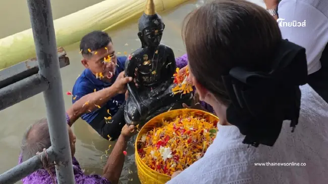 ส่องเลขมงคล เลขหางประทัด พิธีอุ้มหลวงพ่อดำ ลงสรงแม่น้ำท่าจีน ส่องเลขมงคล เลขหางประทัด พิธีอุ้มหลวงพ่อดำ ลงสรงแม่น้ำท่าจีน