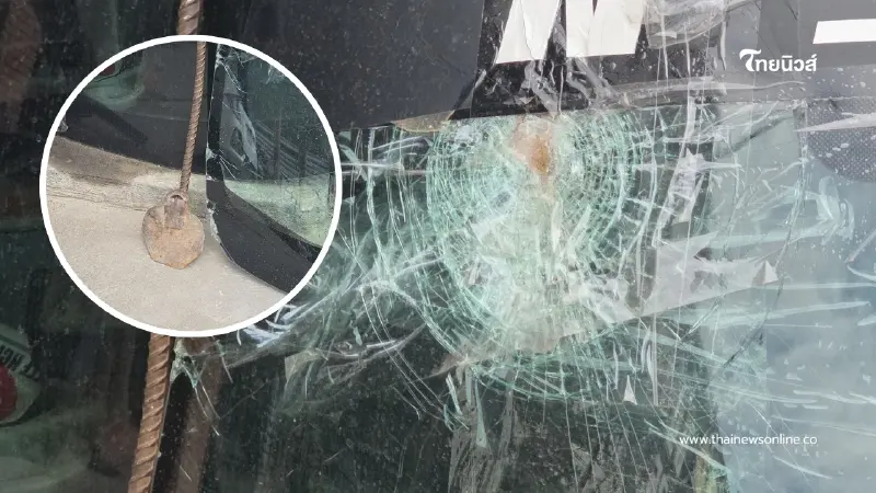 นาทีชีวิต! เหล็กปริศนาพุ่งทะลุกระจกเก๋ง กระแทกหน้าผากคนขับเจ็บ