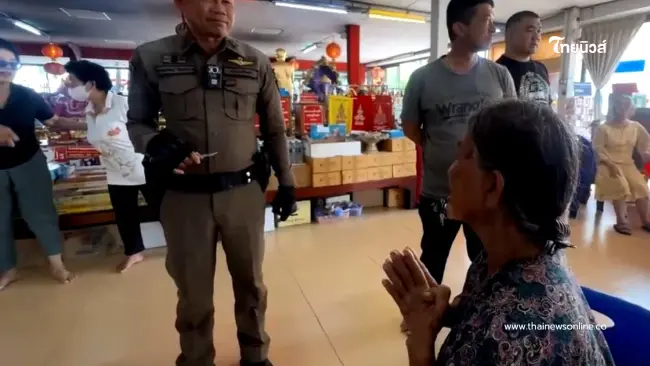 รวบคุณยายวัย 69 ฉกเงินวัดสมานฯ ค้นกระเป๋าอึ้งพบบัตรประชาชนเพียบ รวบคุณยายวัย 69 ฉกเงินวัดสมานฯ ค้นกระเป๋าอึ้งพบบัตรประชาชนเพียบ
