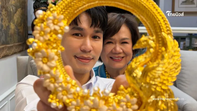 พีท กันตพร โพสต์ภาพกราบคุณแม่วันแม่ 2569 มอบพวงมาลัยทองคำแท้ พีท กันตพร โพสต์ภาพกราบคุณแม่วันแม่ 2569 มอบพวงมาลัยทองคำแท้