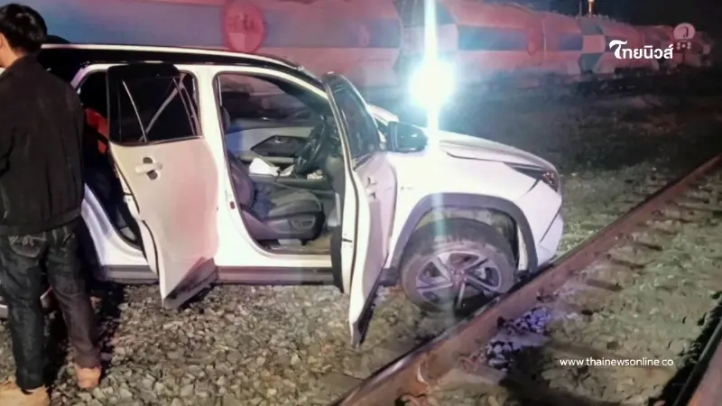 GPS พาย้อนศร! เก๋งโดนรถไฟเฉี่ยวคร่อมราง รอดตายหวุดหวิด GPS พาย้อนศร! เก๋งโดนรถไฟเฉี่ยวคร่อมราง รอดตายหวุดหวิด