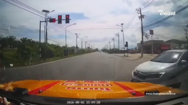 ช็อตระทึกสี่แยก! เก๋งพุ่งชนกู้ภัยเปิดไซเรนนำส่งผู้ป่วยชัก ช็อตระทึกสี่แยก! เก๋งพุ่งชนกู้ภัยเปิดไซเรนนำส่งผู้ป่วยชัก