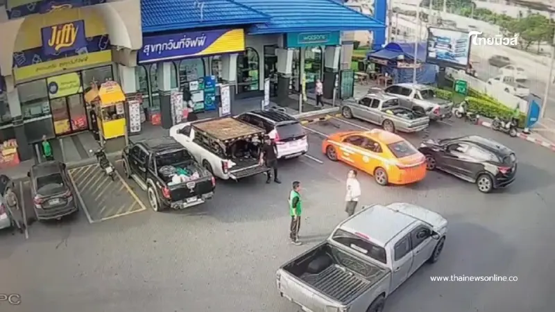 อุกอาจกลางปั๊ม! ปมแย่งที่จอดรถ รัวสนั่นเจ็บสาหัสก่อนซิ่งหนี อุกอาจกลางปั๊ม! ปมแย่งที่จอดรถ รัวสนั่นเจ็บสาหัสก่อนซิ่งหนี