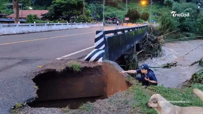 "ด่วน! แม่ฮ่องสอนตัดขาด น้ำป่าท่วมคอสะพานทรุดพังยับ"
