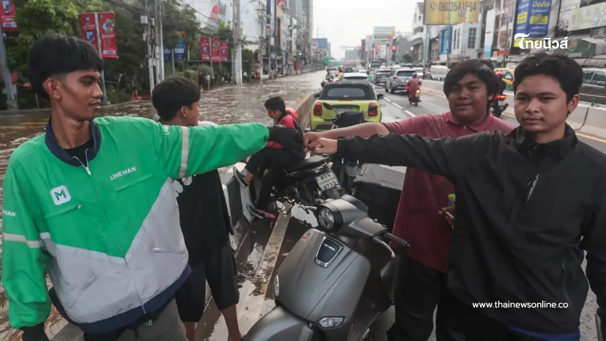 ฮีโร่ไม่จำเป็นต้องมีพลังวิเศษ 4 หนุ่มรวมพลัง ช่วยชาวบ้านฝ่าน้ำท่วม