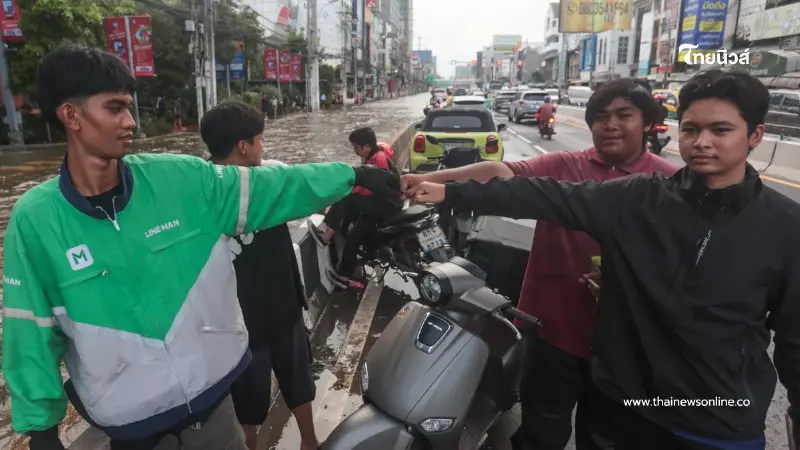 ฮีโร่ไม่จำเป็นต้องมีพลังวิเศษ 4 หนุ่มรวมพลัง ช่วยชาวบ้านฝ่าน้ำท่วม ฮีโร่ไม่จำเป็นต้องมีพลังวิเศษ 4 หนุ่มรวมพลัง ช่วยชาวบ้านฝ่าน้ำท่วม