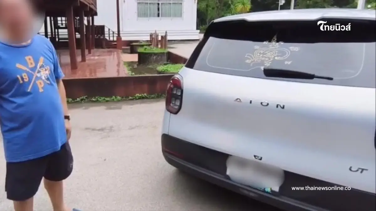 ส่องทะเบียนรถ EV เจิมยันต์เสร็จ เผลอเหยียบคันเร่ง พุ่งชนกำแพงกุฏิ