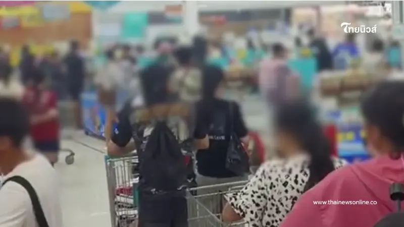 คนกรุงแห่ตุนเสบียงแน่นโลตัส บางกะปิ หลังน้ำท่วมขังวันที่ 2