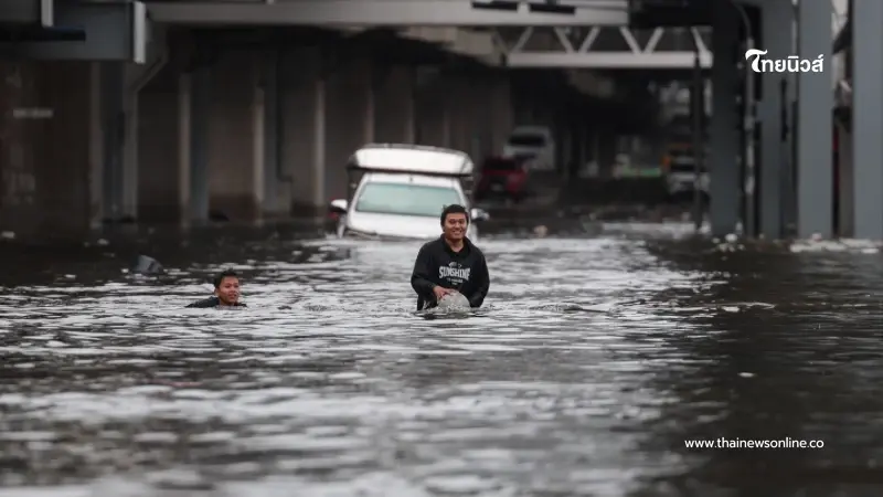 บางกะปิน้ำท่วมสูงระดับเอว ชาวบ้านเร่งกว้านซื้อของตุนเสบียง บางกะปิน้ำท่วมสูงระดับเอว ชาวบ้านเร่งกว้านซื้อของตุนเสบียง