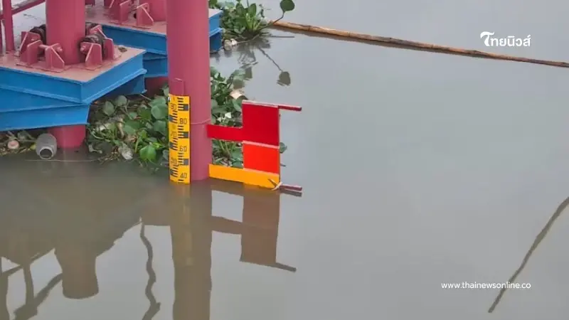 ชาวรังสิตจับตา "สะพานแดง" ขยับขึ้นธงเหลือง ระดับน้ำแตะ 1.36 เมตร เทศบาลเตือนเฝ้าระวังใกล้ชิด