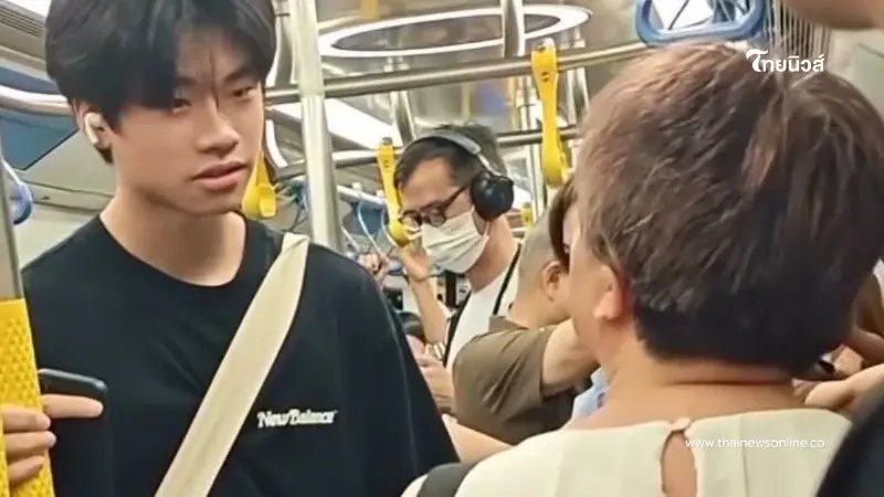 หนุ่มตี๋ ทำท่าล้อเลียน ป้า บนรถไฟฟ้า สาเหตุที่ทำ ชาวเน็ตปรบมือให้