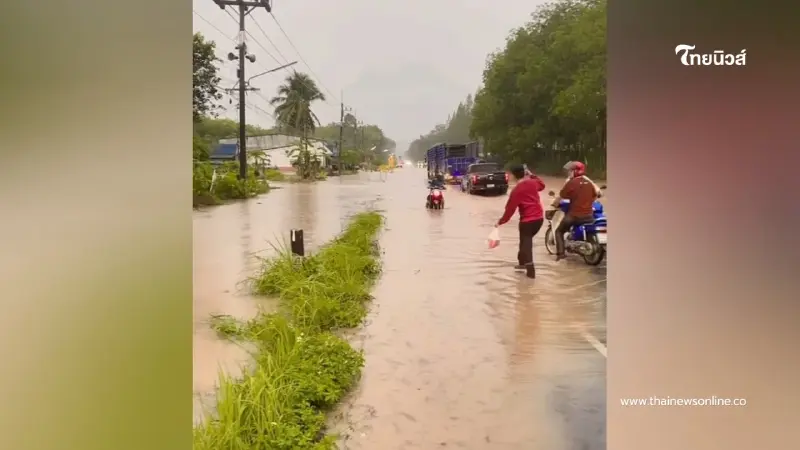 ฝนถล่มเมืองคอน! น้ำป่าหลากท่วมถนนหน้าโรงเรียน รถสัญจรลำบาก ฝนถล่มเมืองคอน! น้ำป่าหลากท่วมถนนหน้าโรงเรียน รถสัญจรลำบาก