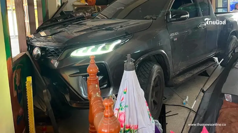 ส่องทะเบียนกระบะ จอดดับเครื่องไว้ จู่ๆ พุ่งขึ้นบันไดชนกุฏิพระ