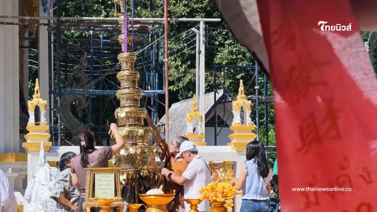 ส่องเลขหางประทัด พิธียกฉัตรฉัตรทองคำขึ้นประดิษฐานบนยอดเมรุ