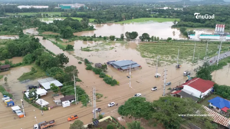 เผยภาพมุมสูงเพชรบุรีอ่วม น้ำท่วมหนักวงกว้าง ถนนตัดขาด เผยภาพมุมสูงเพชรบุรีอ่วม น้ำท่วมหนักวงกว้าง ถนนตัดขาด